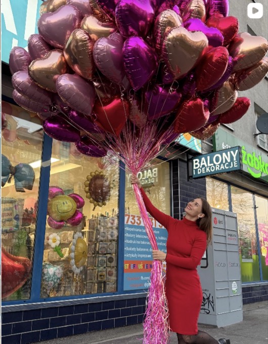 Bukiety balonów foliowych w kształcie serc przed sklepem Oliwia Balony w Warszawie