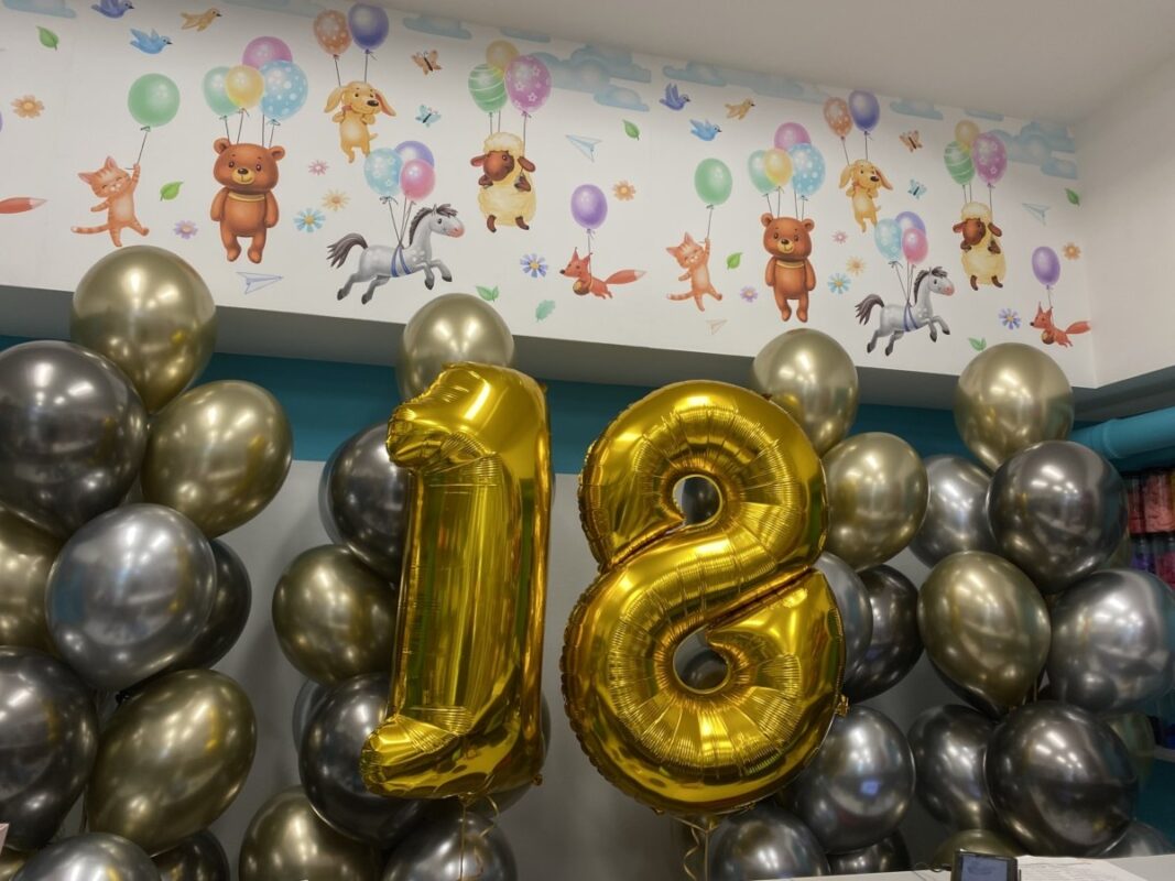 Ścianka z balonów z helem na 18