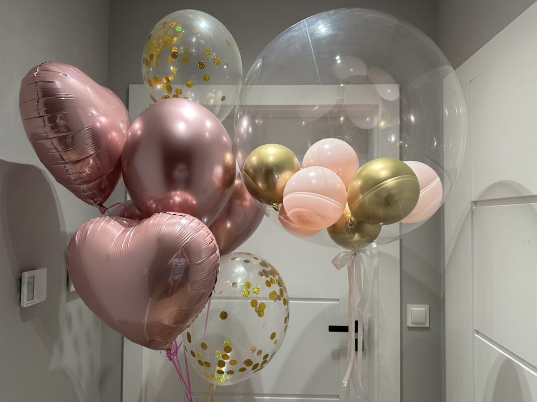 Delikatny zestaw różowo-złoty, bubble z balonikami z helem w środku