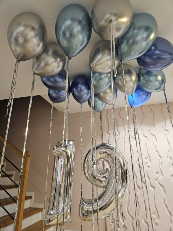 Zestaw balonowy z 2 cyframi 76 cm – srebrne, granatowe i niebieskie balony z helem z kurtyną