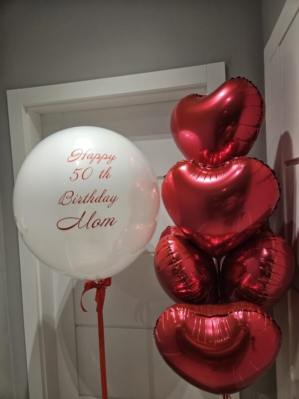 Duży podwójny balon z personalizacją i bukietem czerwonych serc