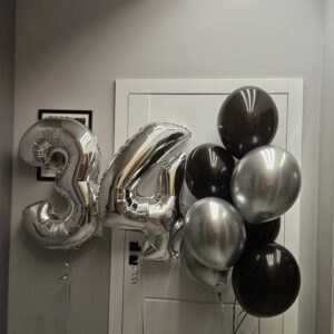 Zestaw balonowy z cyframi srebrnymi i bukietem – czarno-srebrna 20260510-223113-scaled Oliwia Balony
